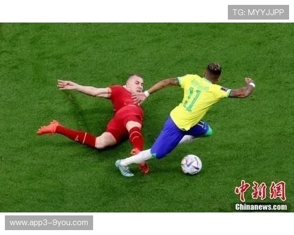 比赛精彩瞬间：足球“倒钩进球”震撼全场！